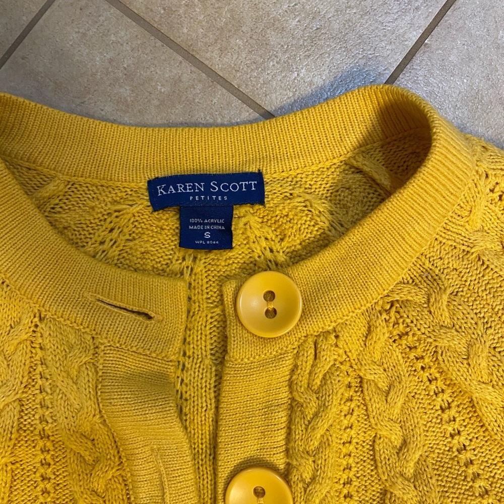 Yellow sweater - Picture 2 of 4